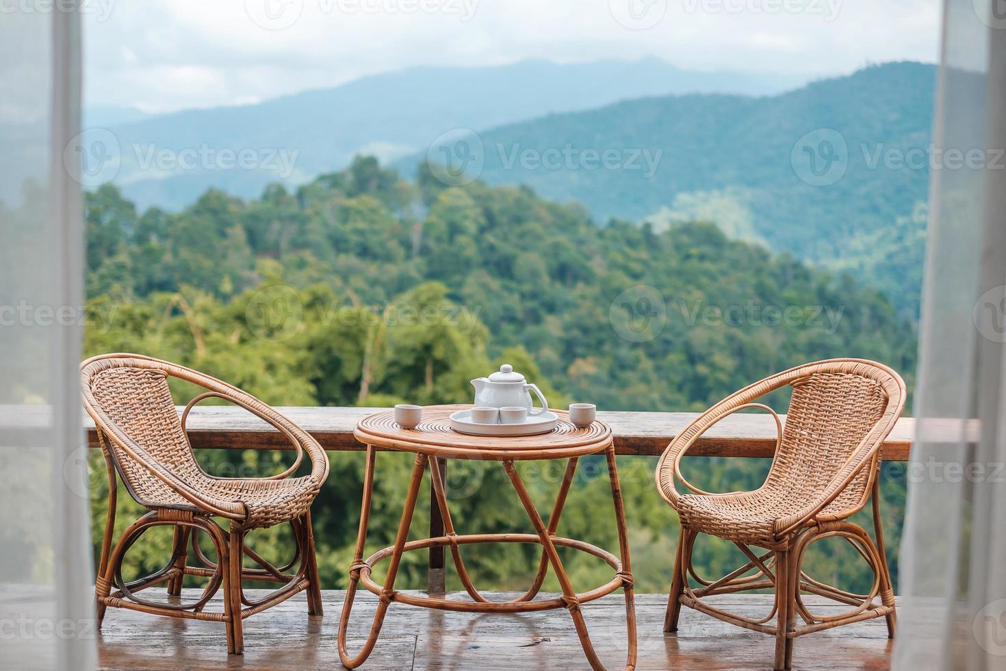 theepot die 's ochtends op tafel staat met uitzicht op de bergen op het platteland thuis of bij een gastgezin. vakantie-, reis- en reisconcept foto