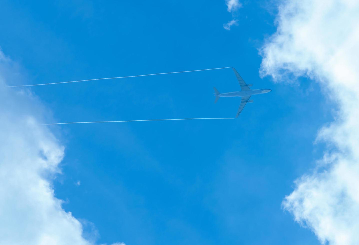 vliegtuig op blauwe lucht en witte wolken. commerciële luchtvaartmaatschappij die op blauwe hemel vliegt. reis vlucht voor vakantie. luchtvaart vervoer. foto