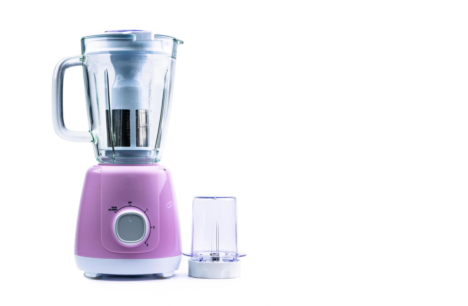 lege pastel paarse elektrische blender met filter, gehard glazen kan, droge grinder en snelheidsselector geïsoleerd op een witte achtergrond. blender en molen voor een gezonde levensstijl. keukenapparaat foto