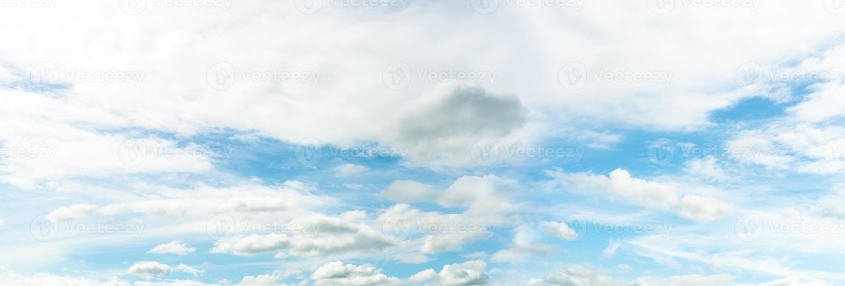 panoramisch uitzicht op blauwe lucht en witte wolken abstracte achtergrond. wolkenlandschap achtergrond. blauwe lucht en pluizige witte wolken op zonnige dag. natuur weer. mooie blauwe lucht voor gelukkige dag achtergrond. foto