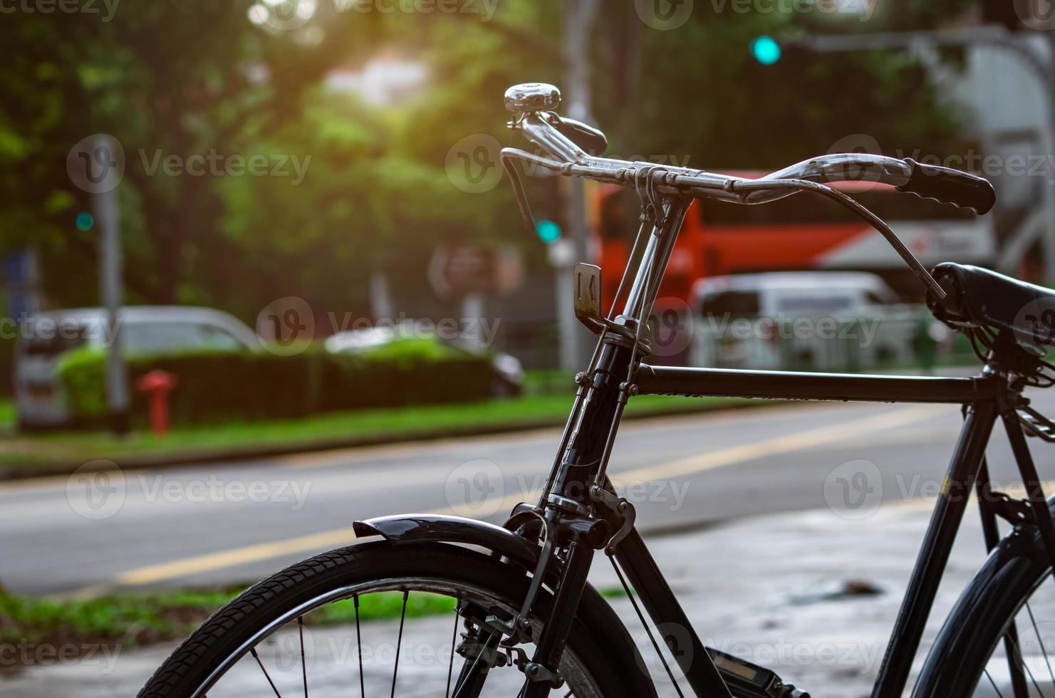 fiets geparkeerd in de buurt van straat te huur. fietstocht in de stad singapore. milieuvriendelijk vervoer en gezond levensstijlconcept. buiten activiteit. fiets te huur via mobiele applicatie geparkeerd langs de weg. foto