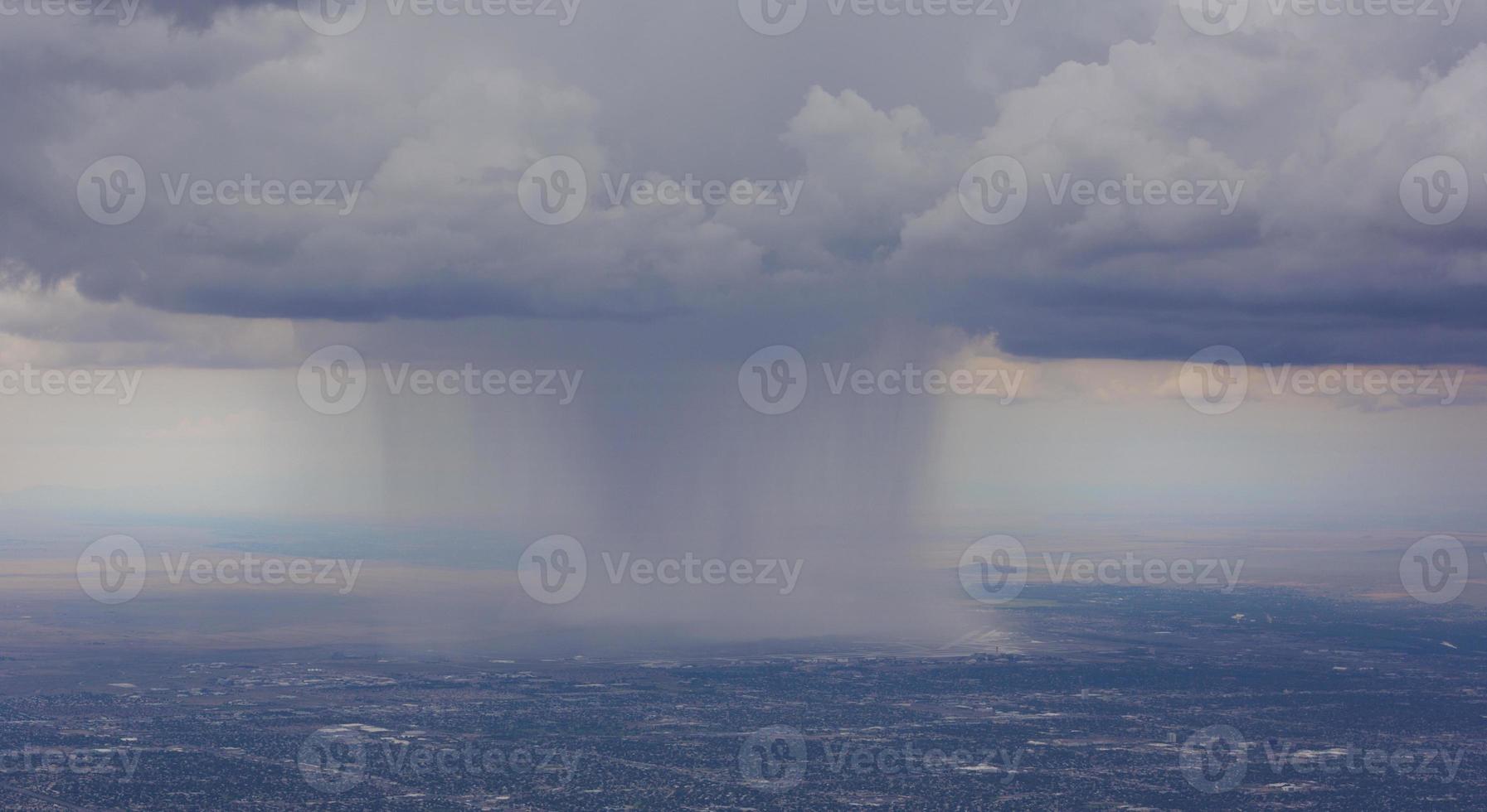 dramatische regenstorm over albuquerque luchthaven foto