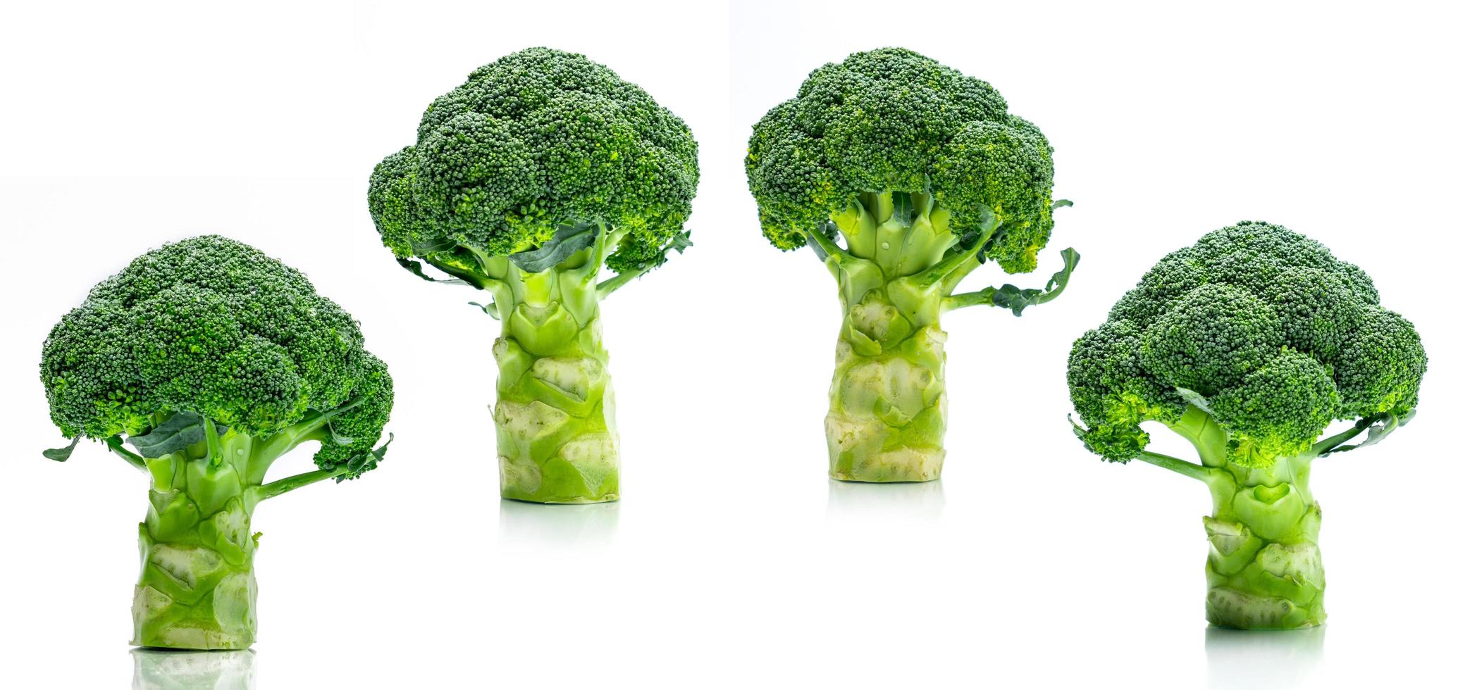 set van groene broccoli brassica oleracea. groenten natuurlijke bron van betacaroteen, vitamine c, vitamine k, vezelrijk voedsel, foliumzuur. verse broccoli kool geïsoleerd op een witte achtergrond. foto