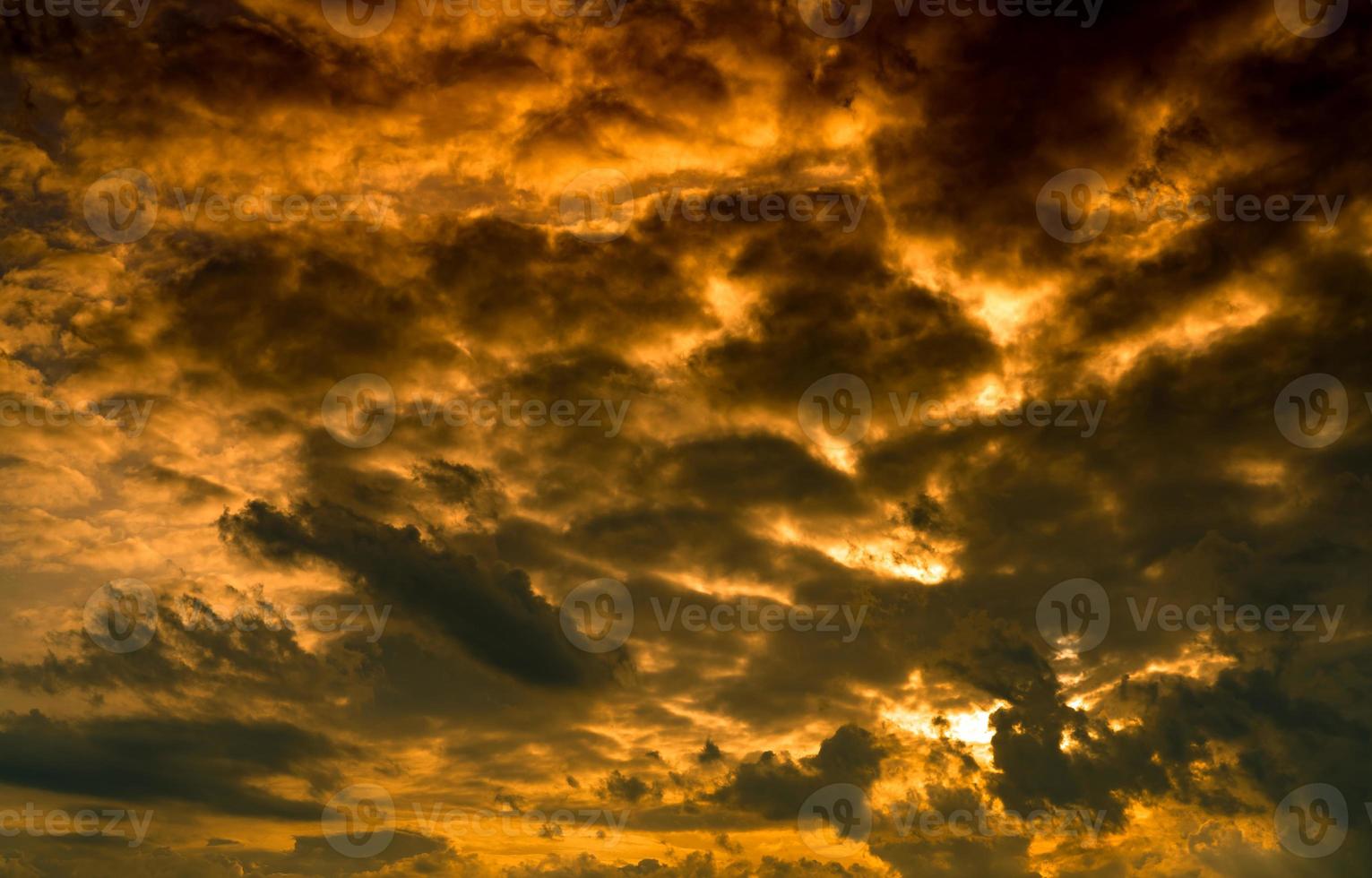 dramatische gouden zonsonderganghemel en witte cumuluswolken. bewolkte lucht. god lichtconcept. mooi wolkenlandschap. vredig en rustig concept. natuur abstracte achtergrond. schoonheid in de natuur. klimaatverandering. foto