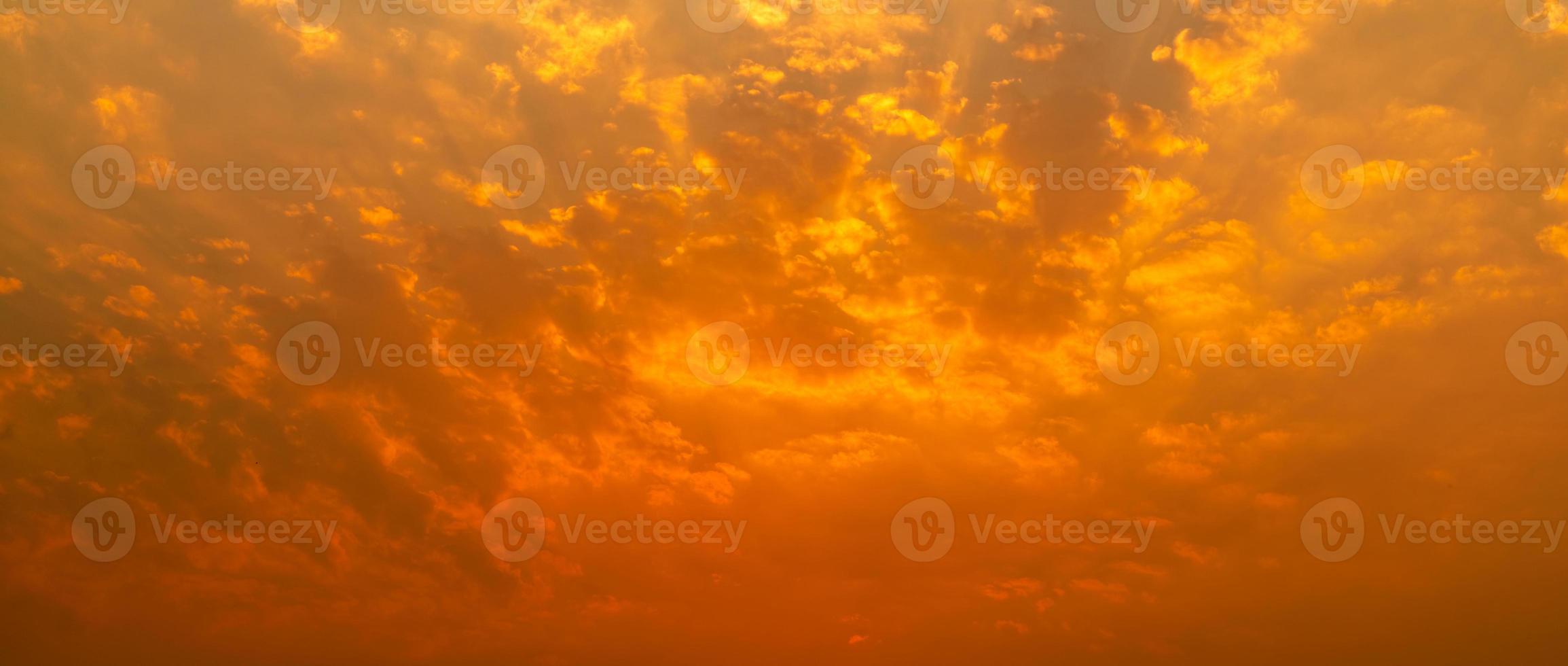 mooie zonsonderganghemel. gouden zonsonderganghemel met mooi patroon van wolken. oranje, gele en rode wolken in de avond. vrijheid en rustige achtergrond. schoonheid in de natuur. krachtige en spirituele scène. foto