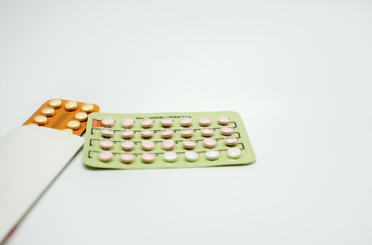 anticonceptiepillen in blisterverpakking op witte achtergrond. anticonceptiepillen. gezinsplanning. hormonen tablet pillen. apotheek drogisterij achtergrond. farmaceutisch product. oestrogeen en drospirenon. foto