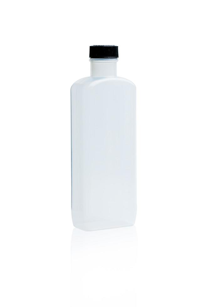 witte geneeskunde fles met zwarte dop en blanco label geïsoleerd op een witte achtergrond met kopie ruimte. pet polyethyleentereftalaat plastic fles container gebruik in de farmaceutische industrie verpakkingen. foto