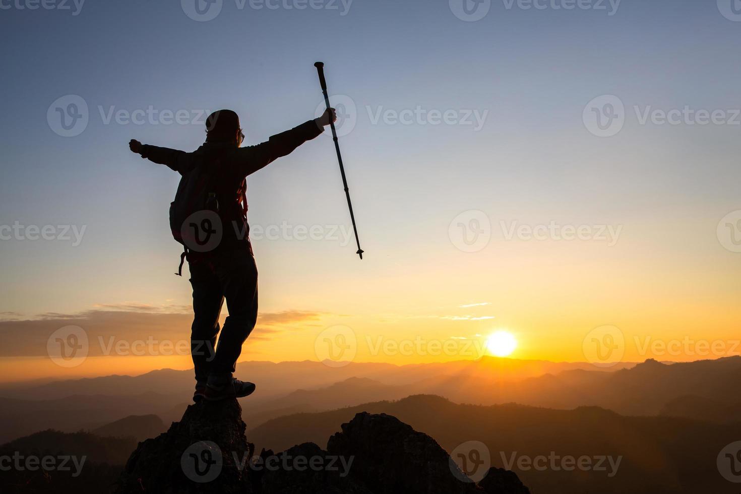 silhouet van een vrouw die op een bergconcept staat van leiderschap, succes, wandelen. foto