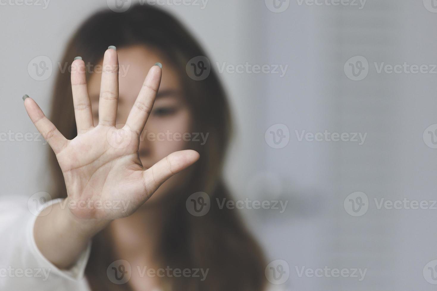 vrouw die haar hand opsteekt om campagne te stoppen om geweld tegen vrouwen, waaronder verkrachting en mensenhandel, te stoppen. foto