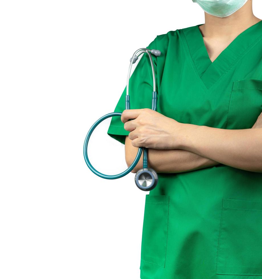 chirurg dokter draagt groen scrubs shirt uniform en groen gezichtsmasker. arts hand met stethoscoop. medisch professional. chirurg arts staan met vertrouwen. patiënt vertrouwen concept. foto