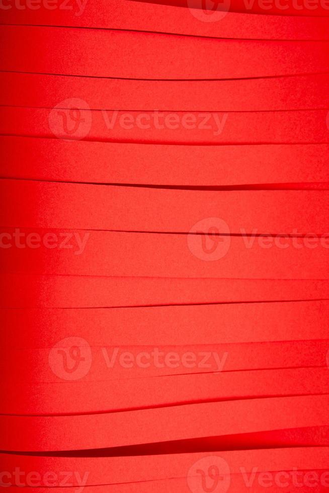 abstracte rode papieren stroken achtergrond met parallelle lijnen. bloed rood papier stukjes textuur. foto