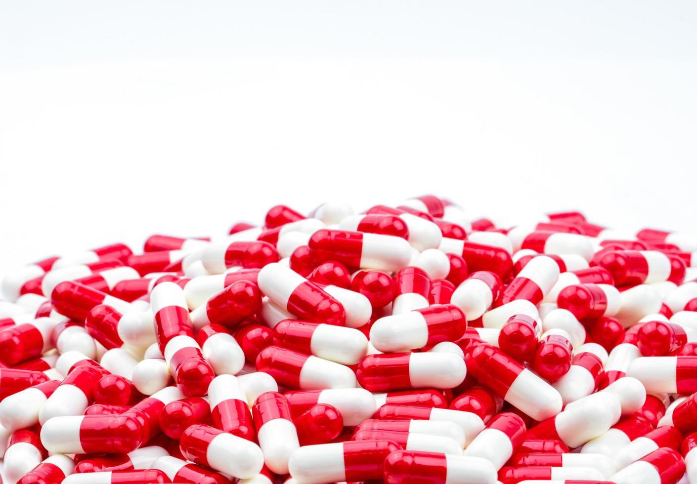 selectieve focus van antibiotica capsules pillen op onscherpe achtergrond met kopie ruimte. geneesmiddelresistentie concept. antibiotica drugsgebruik met een redelijk en wereldwijd gezondheidsconcept. foto