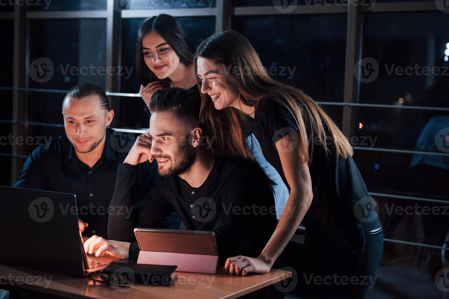 vergadering goed verlopen. team van jonge zakenmensen werkt 's nachts op kantoor aan hun project foto