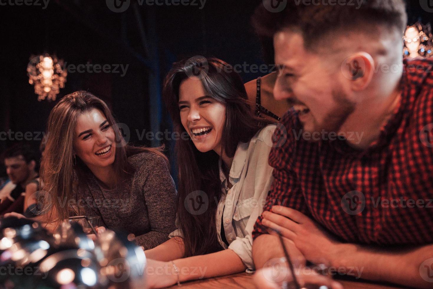 onbetaalbare jeugdmomenten. mooie jongeren hebben feest samen met alcohol in de nachtclub foto