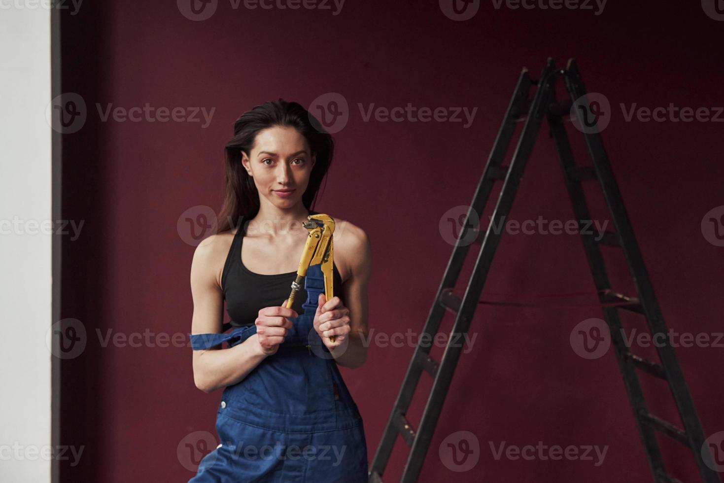 geel gekleurd instrument klaar voor het werk. jonge huisvrouw besloot behang in haar nieuwe huis in de kamer te lijmen foto