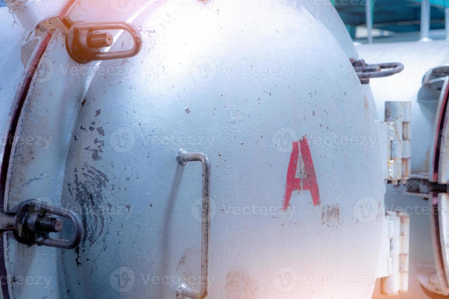 hogedrukverwerking of hoge hydrostatische drukmachine voor voedselproduct. metalen tank in de voedselfabriek. voedselconservering door pasteurisatie onder hoge druk tot ziekteverwekkervrij foto