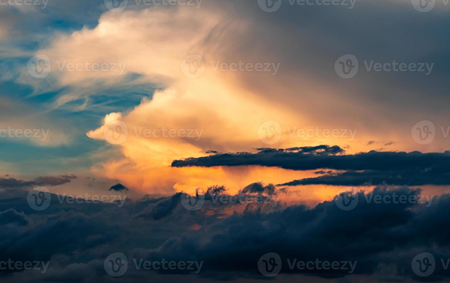 mooie zonsonderganghemel. oranje, blauwe en witte lucht. kleurrijke zonsopgang. kunst foto van de lucht bij zonsopgang. zonsopgang en wolken voor inspiratieachtergrond. natuur achtergrond. vredig en rustig concept.