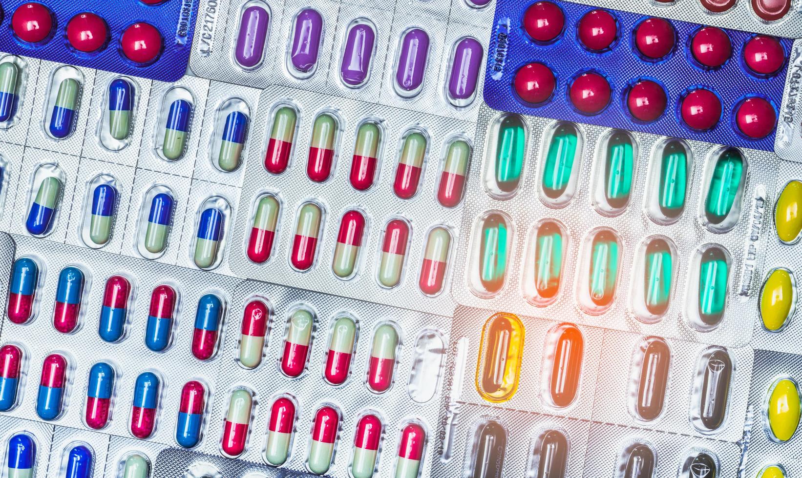 kleurrijk van tabletten en capsules pil in blisterverpakking gerangschikt met mooi patroon. farmaceutische industrie concept. apotheek drogisterij. defect en fout in het concept van de farmaceutische fabriek. foto