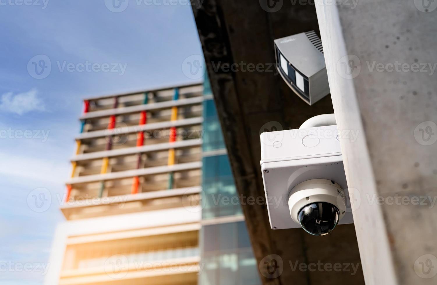 CCTV bewakingscamera videosysteem voor veiligheid geïnstalleerd buiten kantoorgebouw. gesloten televisiecircuit. cctv elektronisch beveiligingssysteem. politie uitrusting. technologie voor videobewakingscamera's. foto