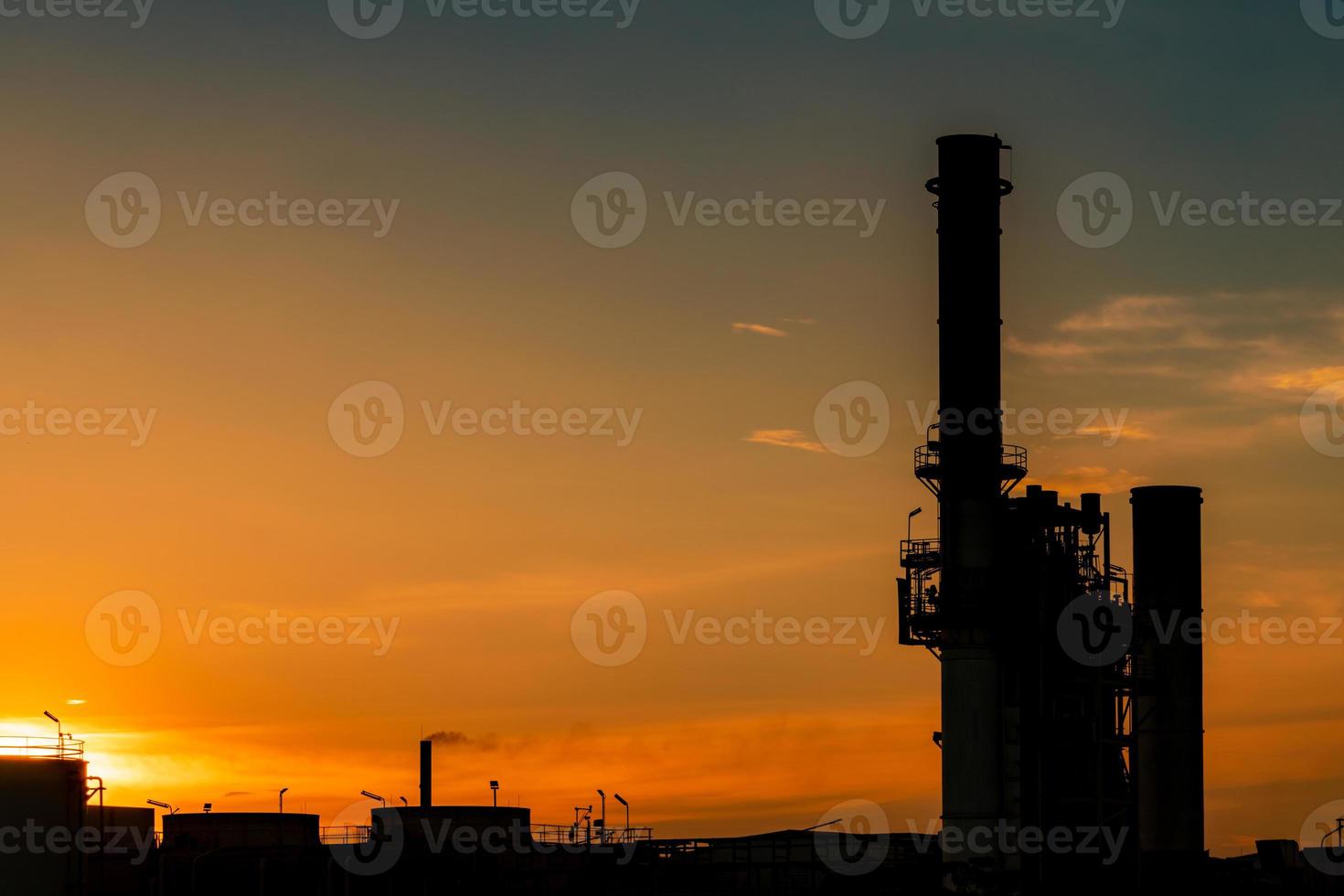 gasturbine elektrische centrale. energie voor ondersteunende fabriek op industrieterrein. aardgas tank. kleine gascentrale. elektriciteitscentrale die aardgas als brandstof gebruikt. groene energie. dramatische zonsondergang hemel. foto