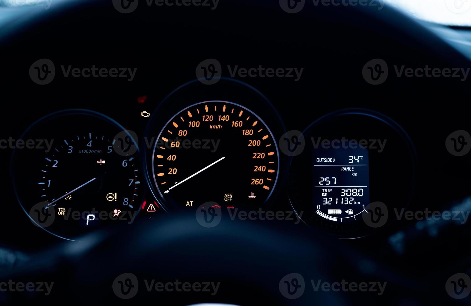 auto dashboard interieur bekijken. auto instrumentenpaneel met toerenteller en snelheidsmeter. data-informatiedashboard toont benzinetank en vol batterijniveau-pictogram. toerenteller en snelheidsmeter. hybride autodashboard foto