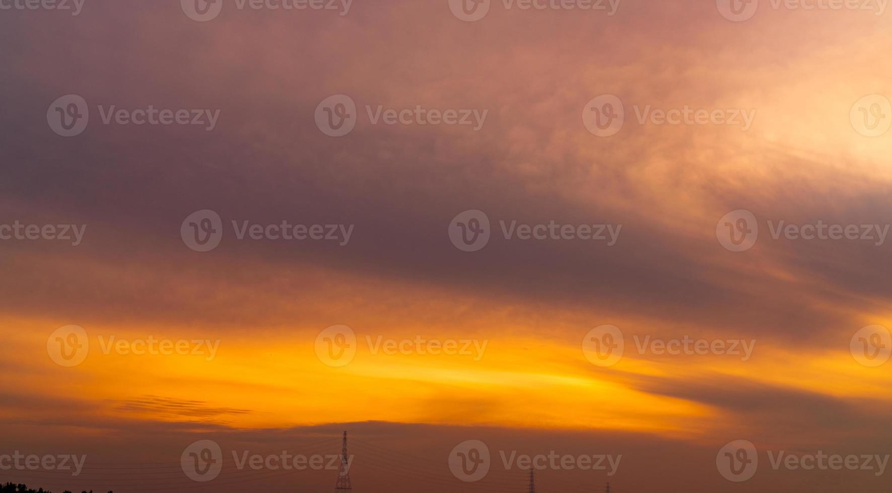 gouden zonsonderganghemel over elektrische hoogspanningstoren. gouden lucht en witte wolken. mooi wolkenlandschap. natuur achtergrond. transmissielijnen. vreedzame en rustige abstracte achtergrond. zonlicht. foto