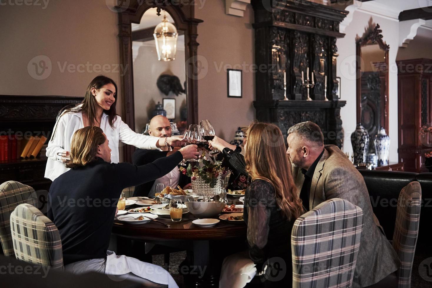 leuk evenement. familie vrienden die leuke tijd hebben in een prachtig luxe modern restaurant? foto