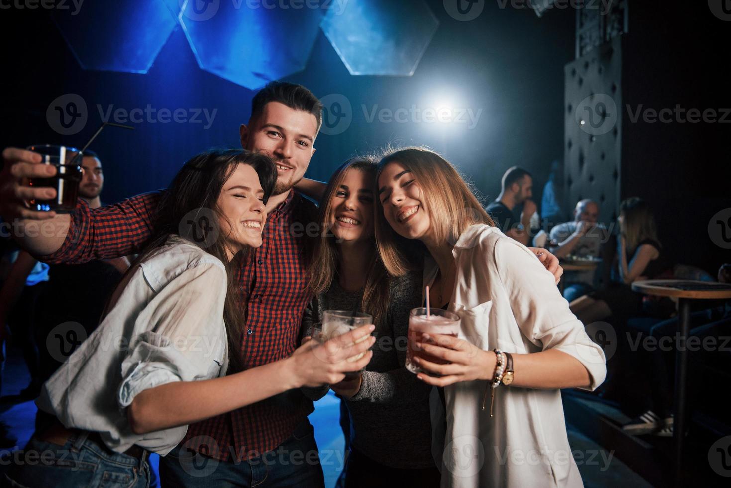 mooie jongeren hebben feest samen met alcohol in de nachtclub foto