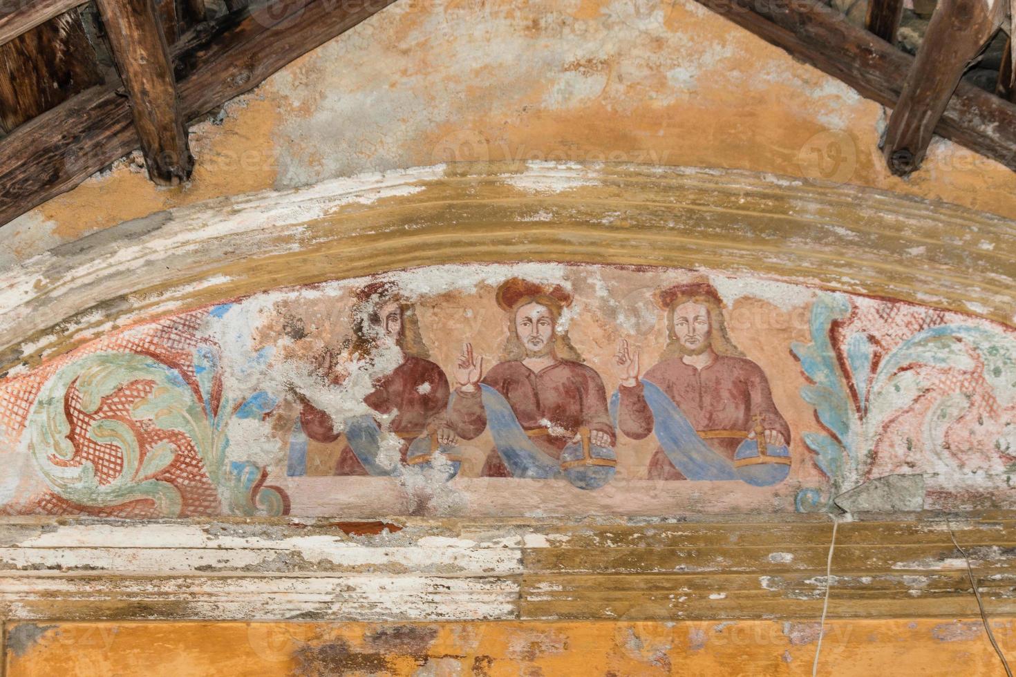 detail van barok fresco in verlaten kapel foto