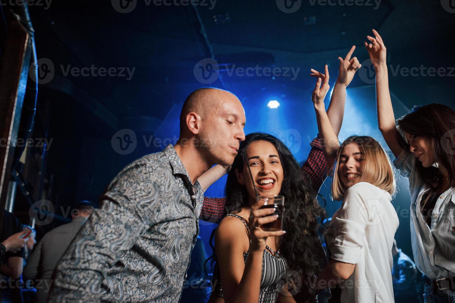 cocktail drinken. mooie jongeren hebben feest samen met alcohol in de nachtclub foto