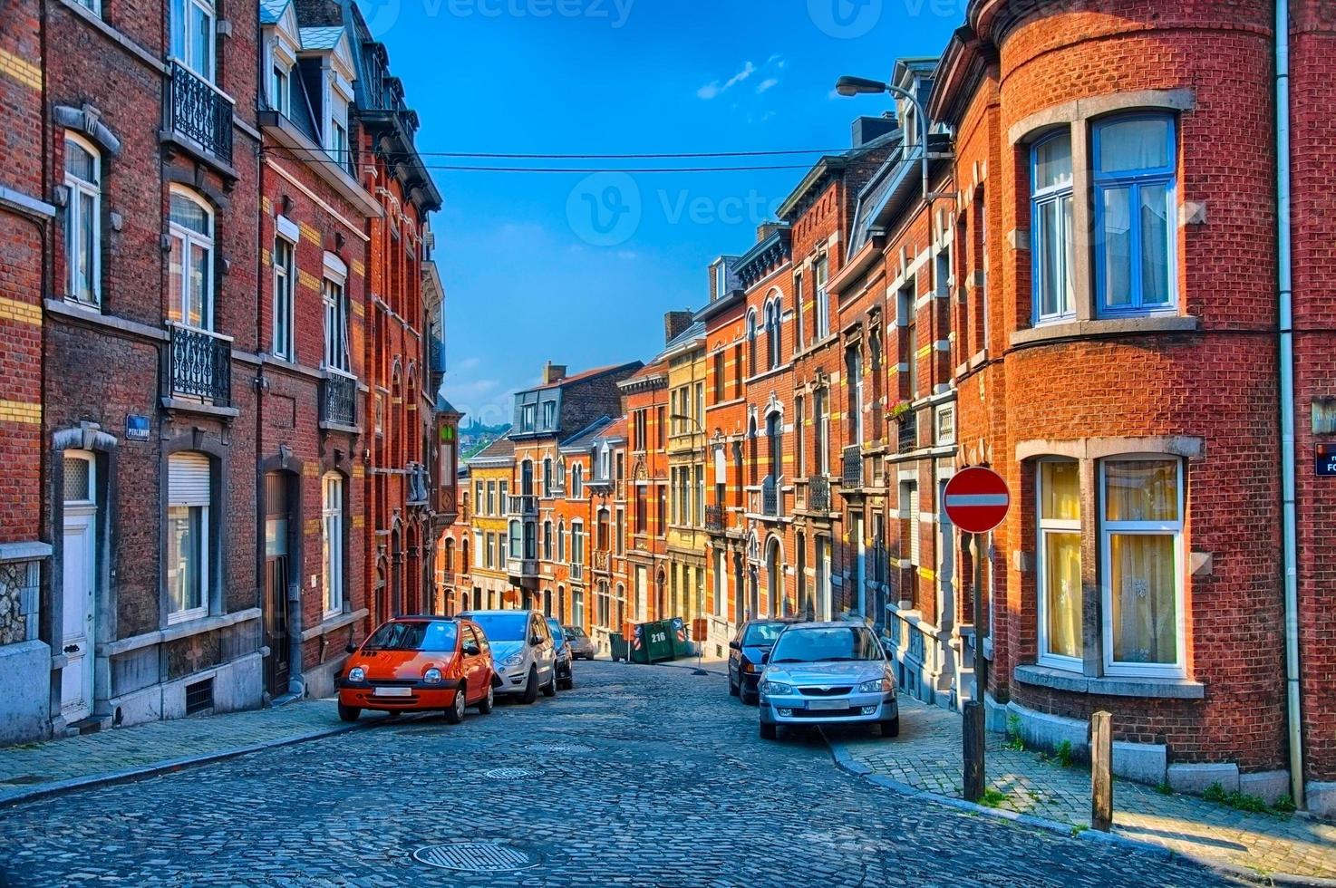 straat met rode bakstenen huizen in luik, belgië, benelux, hdr foto