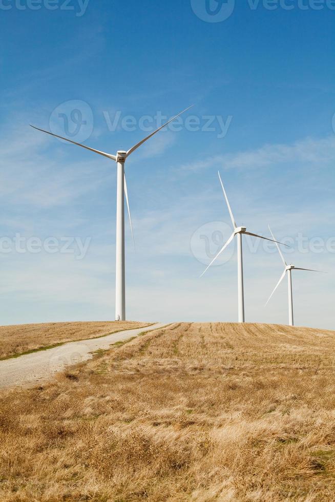 drie windturbines op een rij foto