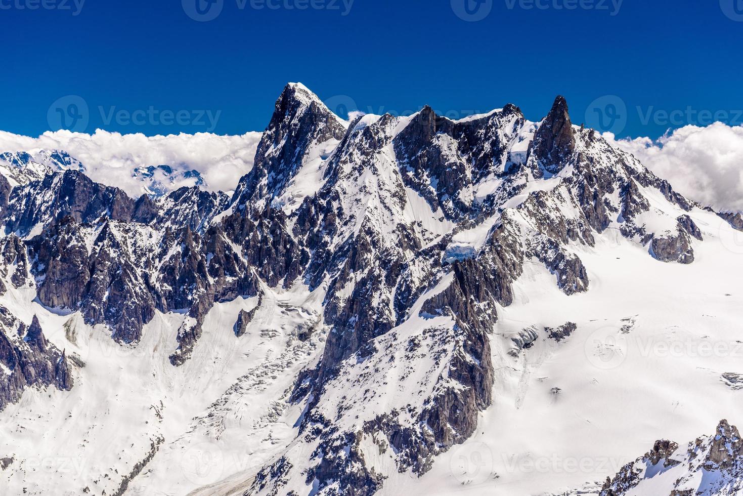 besneeuwde bergen chamonix, mont blanc, haute-savoie, alpen, frankrijk foto