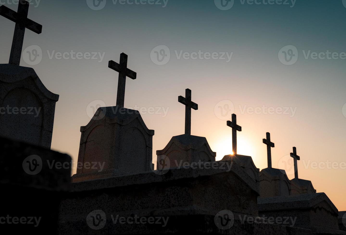 begraafplaats of kerkhof in de nacht met donkere lucht. grafsteen en kruis grafsteen begraafplaats. rust in vredesconcept. begrafenis concept. verdriet, klaagzang en dood achtergrond. spookachtige en enge begraafplaats. foto