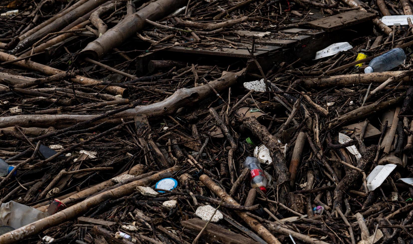 stapel puin en afval na overstroming. afvalprobleem in het milieu. probleem van plastic uit huishoudens. afvalbeheer gedrag concept. behandelings- en verwijderingspraktijken voor vast huishoudelijk afval. foto