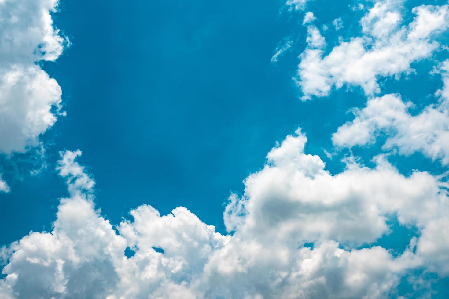 mooie blauwe lucht en witte cumulus wolken achtergrond. achtergrond voor vrede, zomer, heldere dag. gebruik voor een gelukkige stemming, plezier en vakantiedag op de zomerachtergrond foto