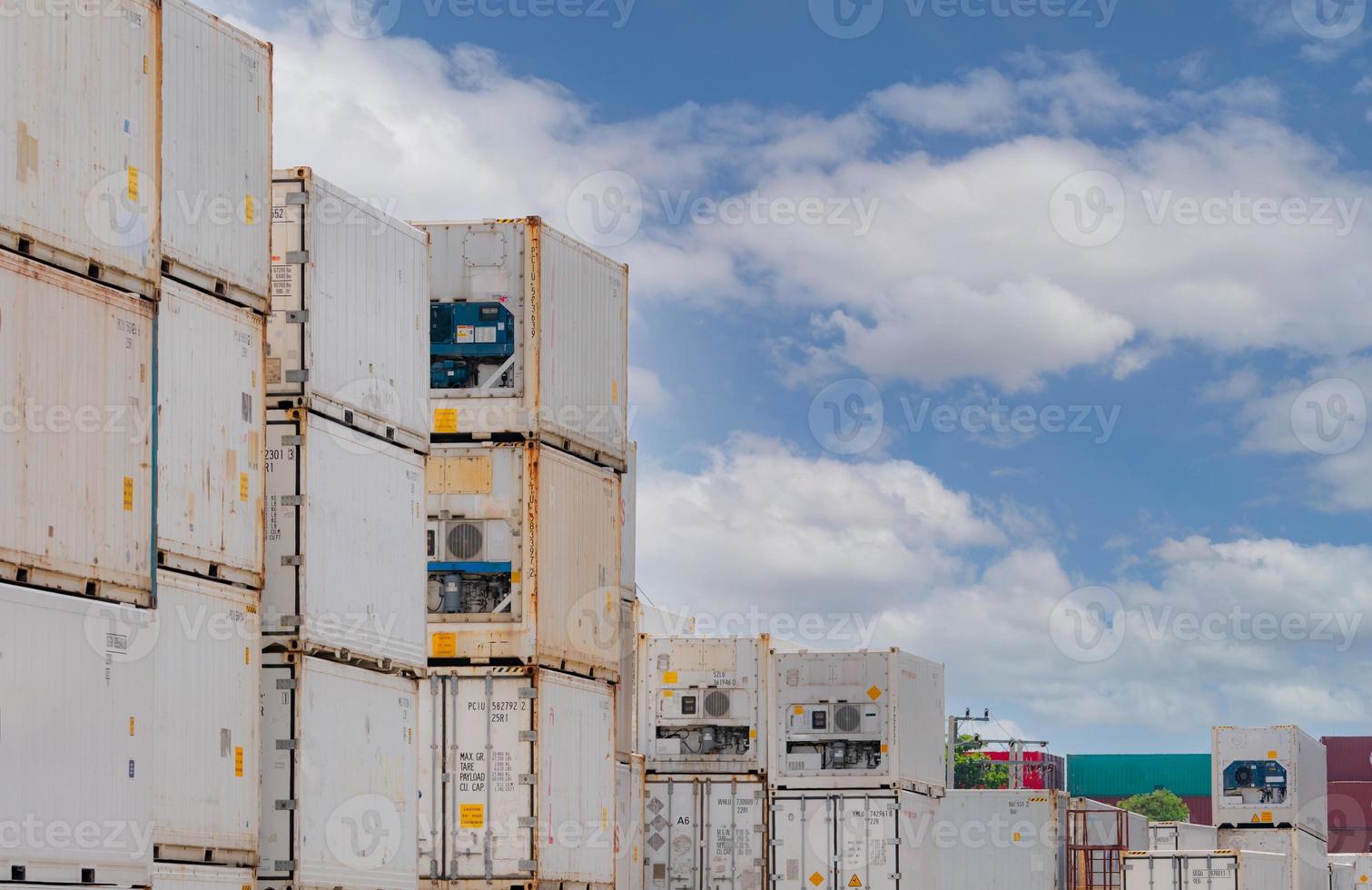 container logistiek. koelwagen voor het verschepen van diepvriesproducten. gekoelde container voor export logistiek. vrachttransport. logistieke branche. container voor vrachtwagenvervoer. containercrisis. koelkast. foto