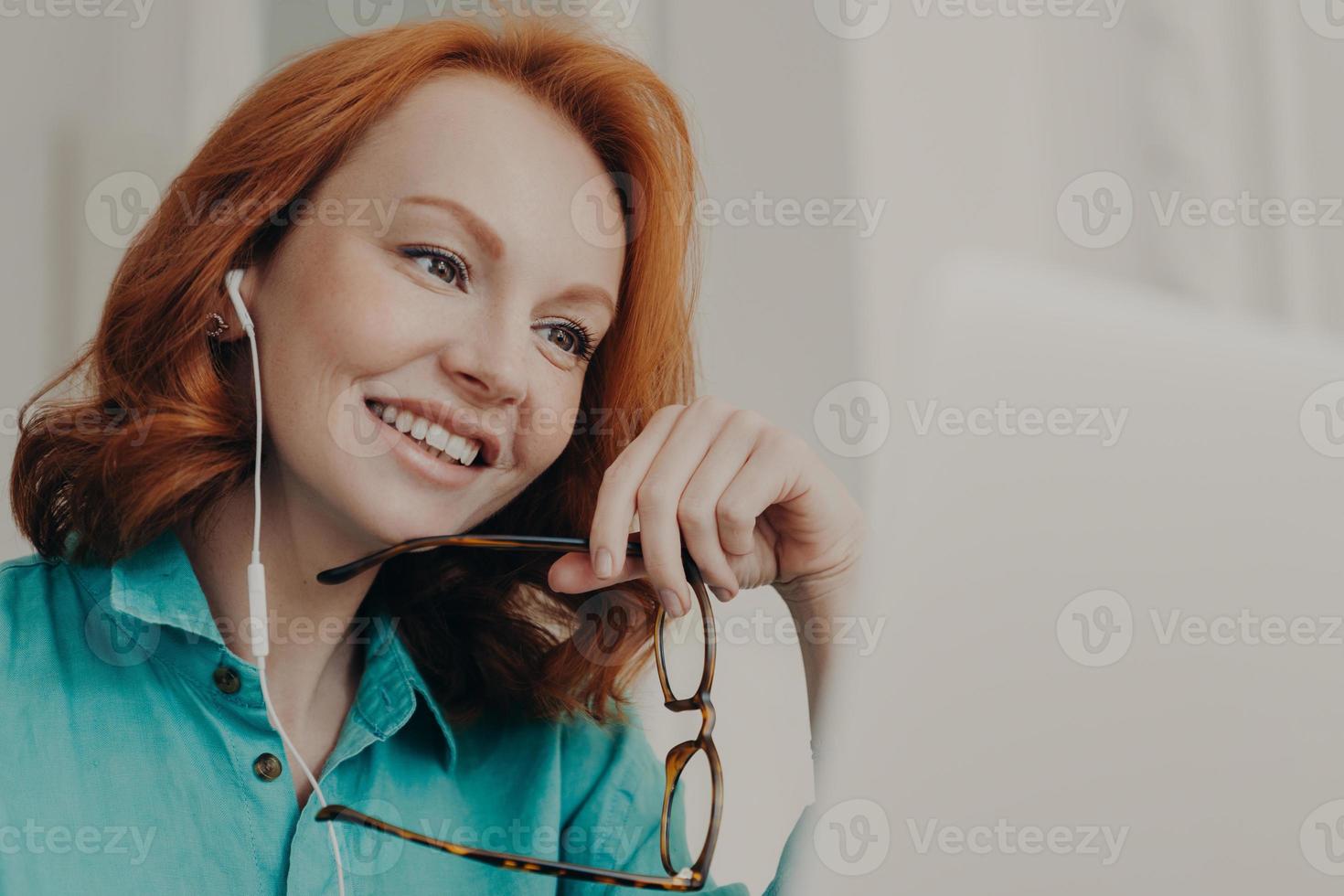 online studeren, communicatie en werk op afstand concept. gelukkige professionele vrouwelijke freelancer geeft cursus op afstand, geniet van e-learning op internet, gebruikt oortelefoons, zoekt informatie op laptop foto