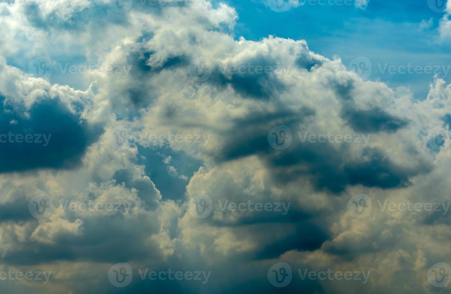 mooie blauwe lucht en witte cumulus wolken abstracte achtergrond. wolkenlandschap achtergrond. blauwe lucht en pluizige witte wolken op zonnige dag. natuur weer. heldere daghemel voor gelukkige dagachtergrond. foto