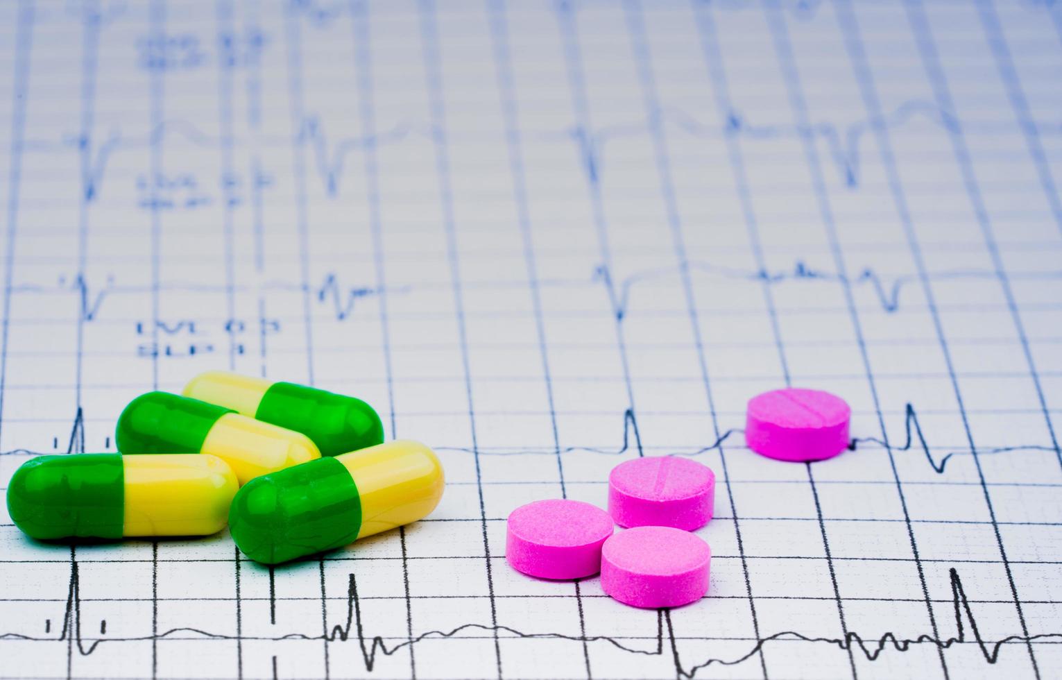 ekg of ecg elektrocardiogram grafiek rapport papier. est inspanningstest resultaat en pillen. pakketpromotie voor hartcontrole in concept voor senioren of ouderen. warfarine en tramadolpil. foto