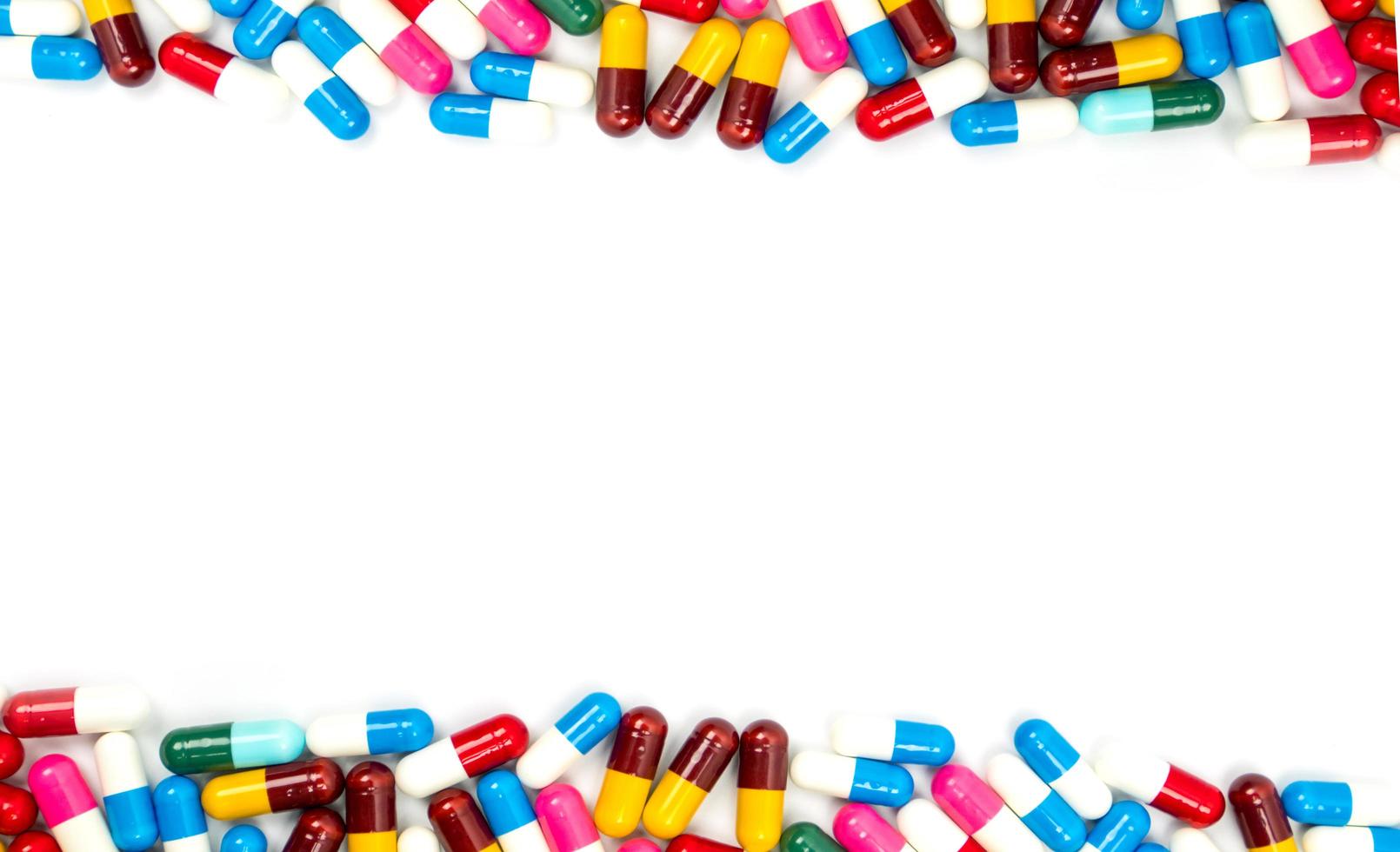 kleurrijke antibiotica capsules pillen geïsoleerd op een witte achtergrond met kopie ruimte. geneesmiddelresistentie concept. antibiotica drugsgebruik met een redelijk en wereldwijd gezondheidsconcept. foto