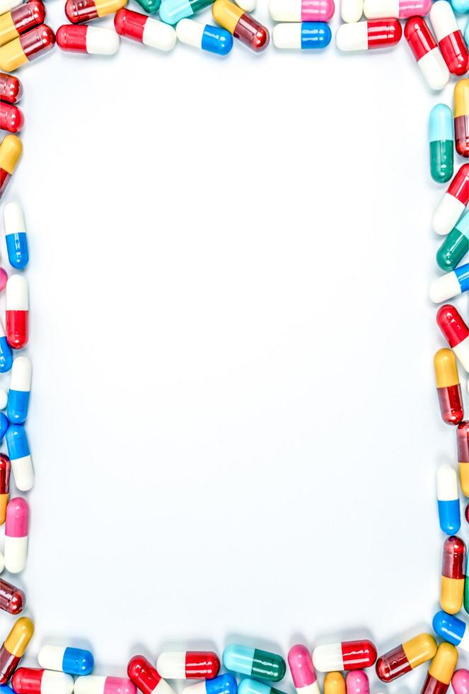 kleurrijk van antibiotica capsule pillen op witte achtergrond met kopie ruimte. geneesmiddelresistentie concept. antibiotica drugsgebruik met een redelijk en wereldwijd gezondheidsconcept. foto