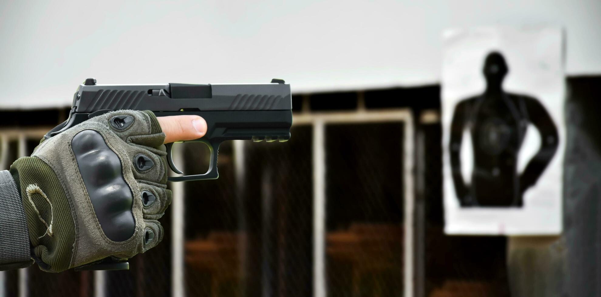 9 mm automatisch pistool in de rechterhand van de schutter, concept voor beveiliging, overval, gangster, lijfwacht over de hele wereld. selectieve focus op pistool. foto