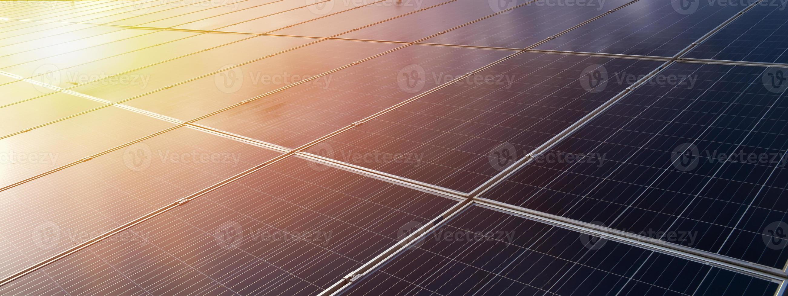 fotovoltaïsch paneel, nieuwe technologie voor het opslaan en gebruiken van de kracht van de natuur met menselijk leven, duurzame energie en milieuvriendelijk concept. foto