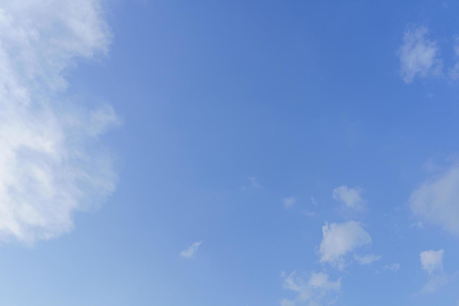 overdag heldere lucht en wolken achtergrond foto