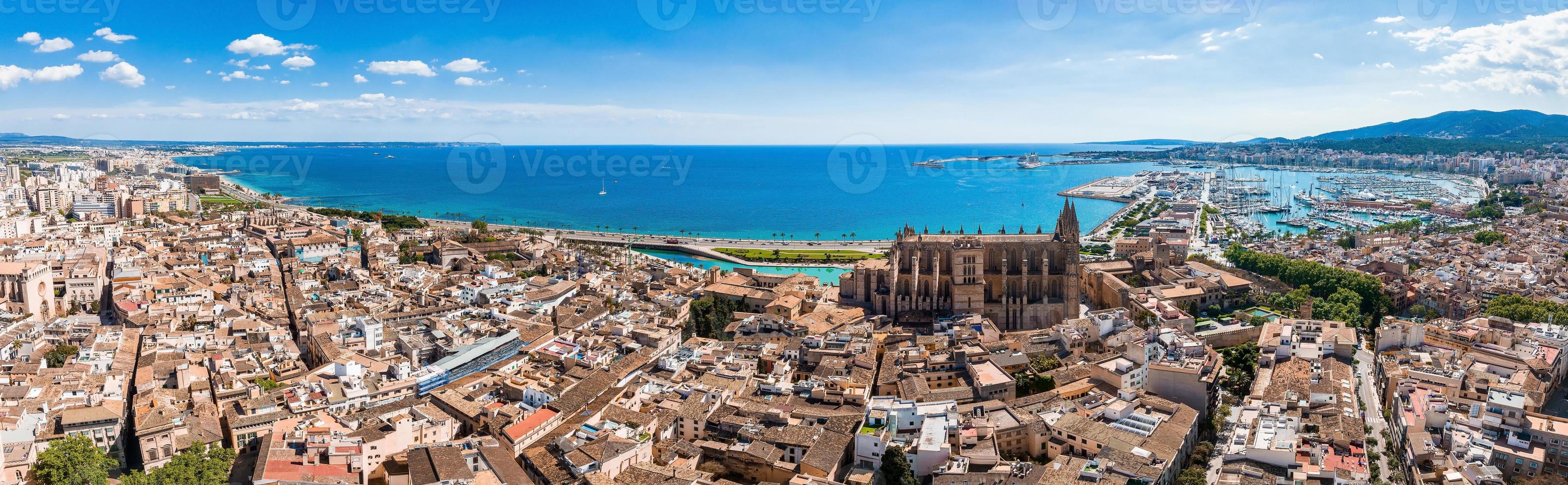 luchtfoto van de hoofdstad van mallorca - palma de mallorca in spanje. foto