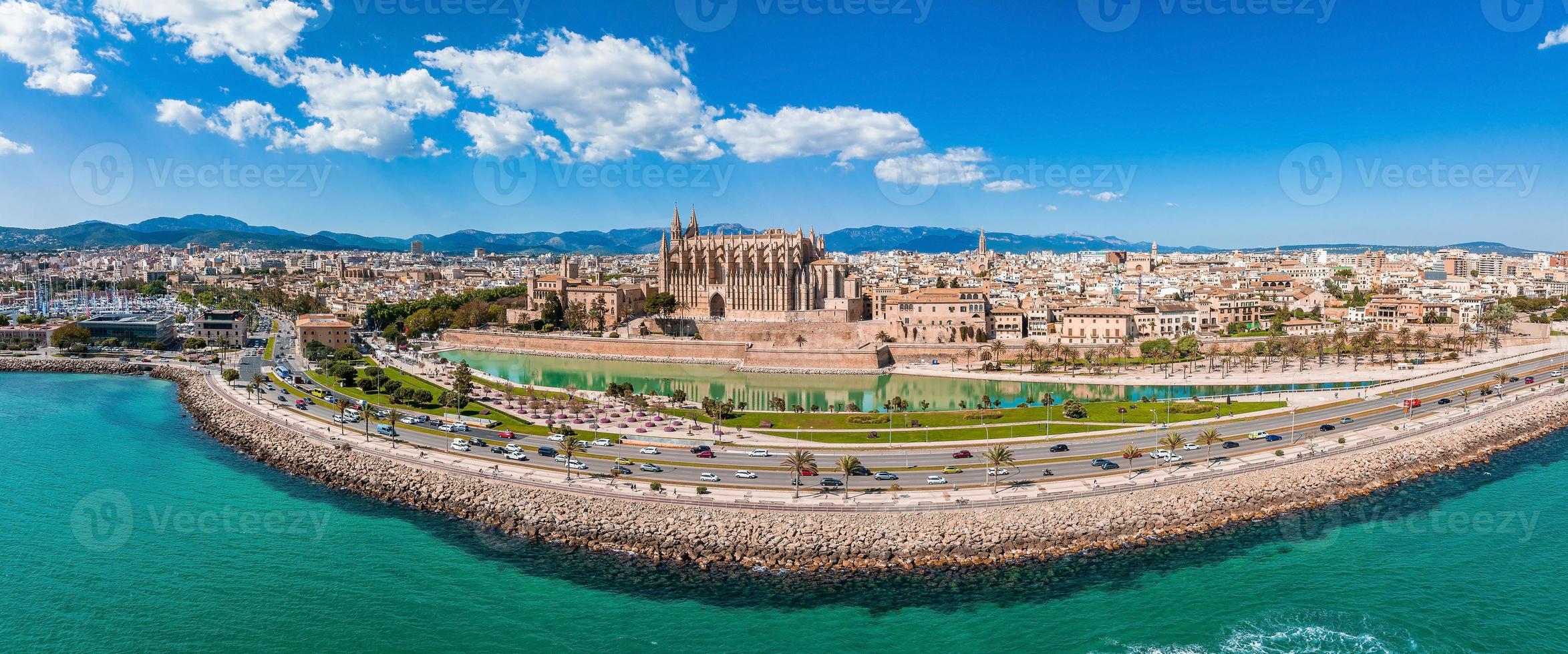 luchtfoto van de hoofdstad van mallorca - palma de mallorca in spanje. foto