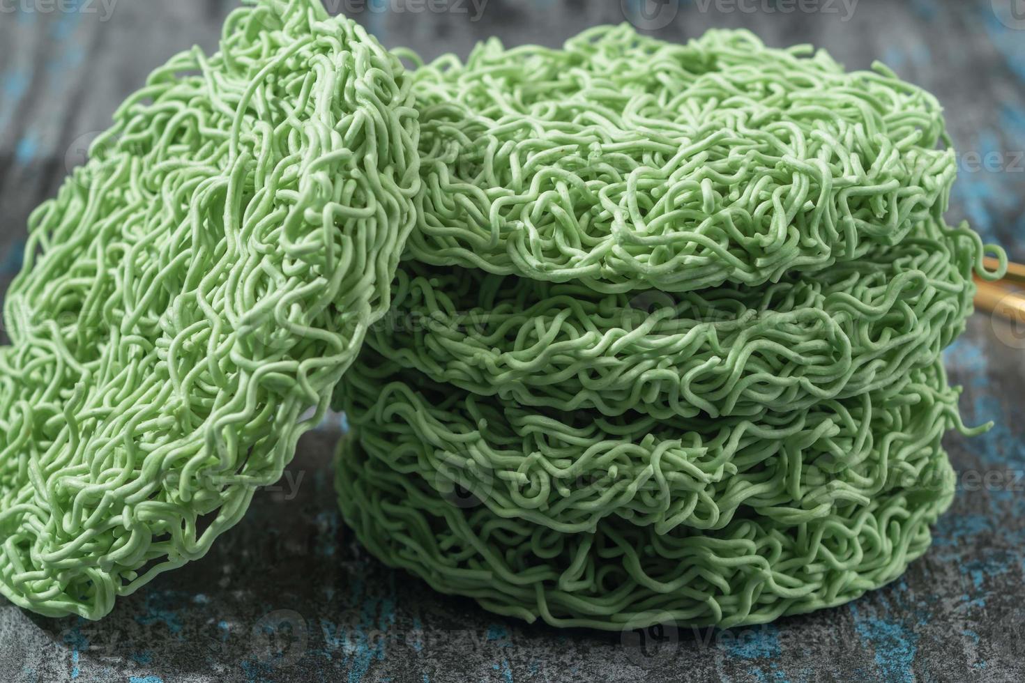 Aziatisch eten instant noodle op blauw zwarte tafel. foto