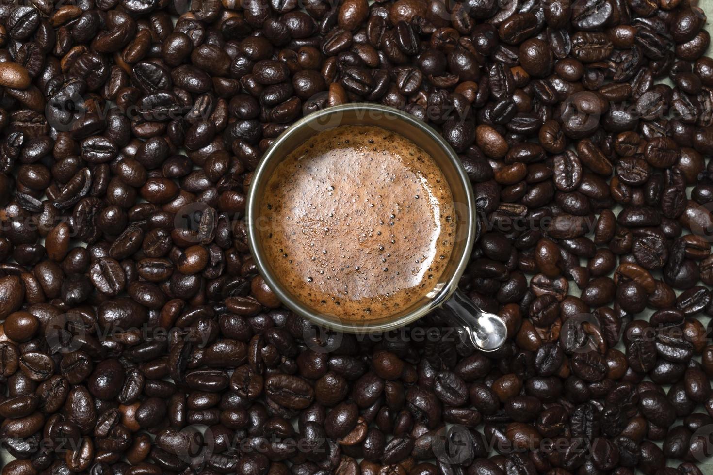 koffie in beker close-up boon textuur achtergrond. foto