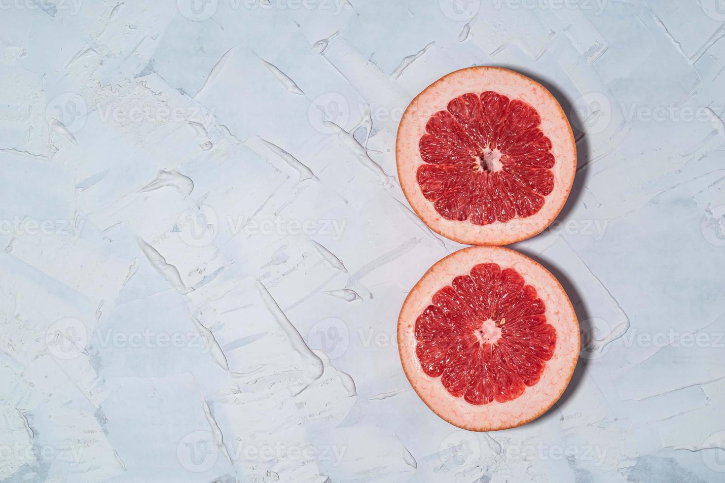 gezond fruit lekker eten grapefruit op witte tafel. foto